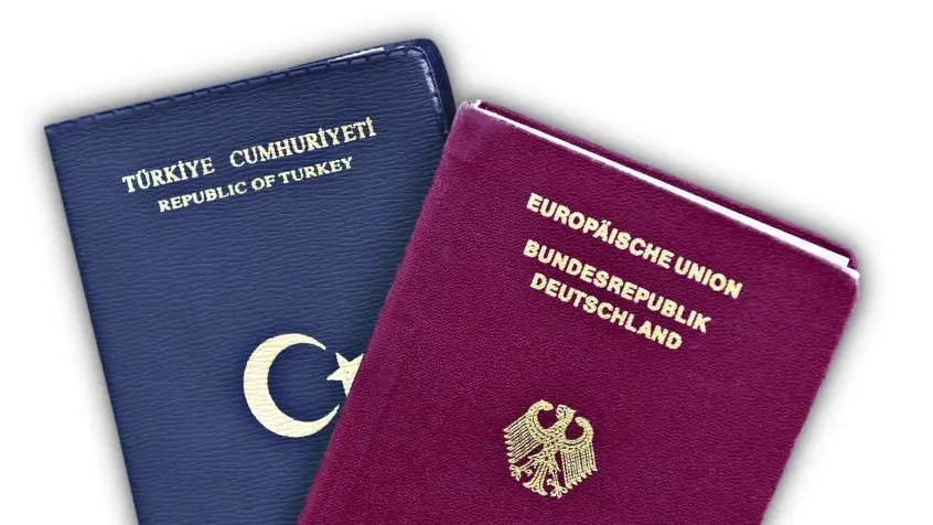 Ein türkischer und ein deutscher Reisepass.
