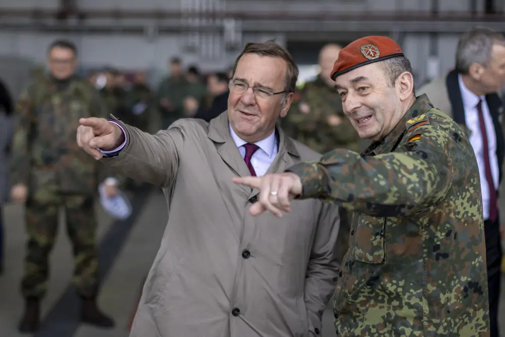 Bundesverteidigungsminister Boris Pistorius (SPD) und der Generalinspekteur der Bundeswehr, Carsten Breuer Zu sehen ist Boris Pistorius und der Generalinspekteur der Bundeswehr
