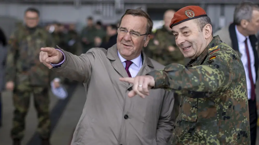 Verteidigungsminister Pistorius wünscht sich mehr Geld für die Truppe Zu sehen ist Boris Pistorius und der Generalinspekteur der Bundeswehr