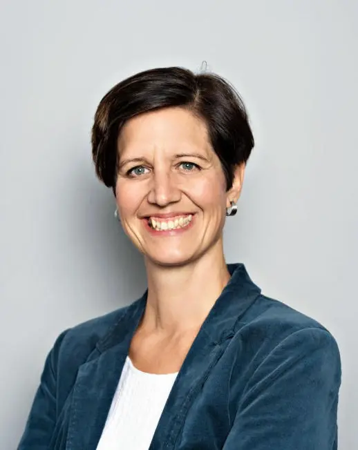 Porträt von Kerstin Kurzke lächelnd in einem blauem Blazer