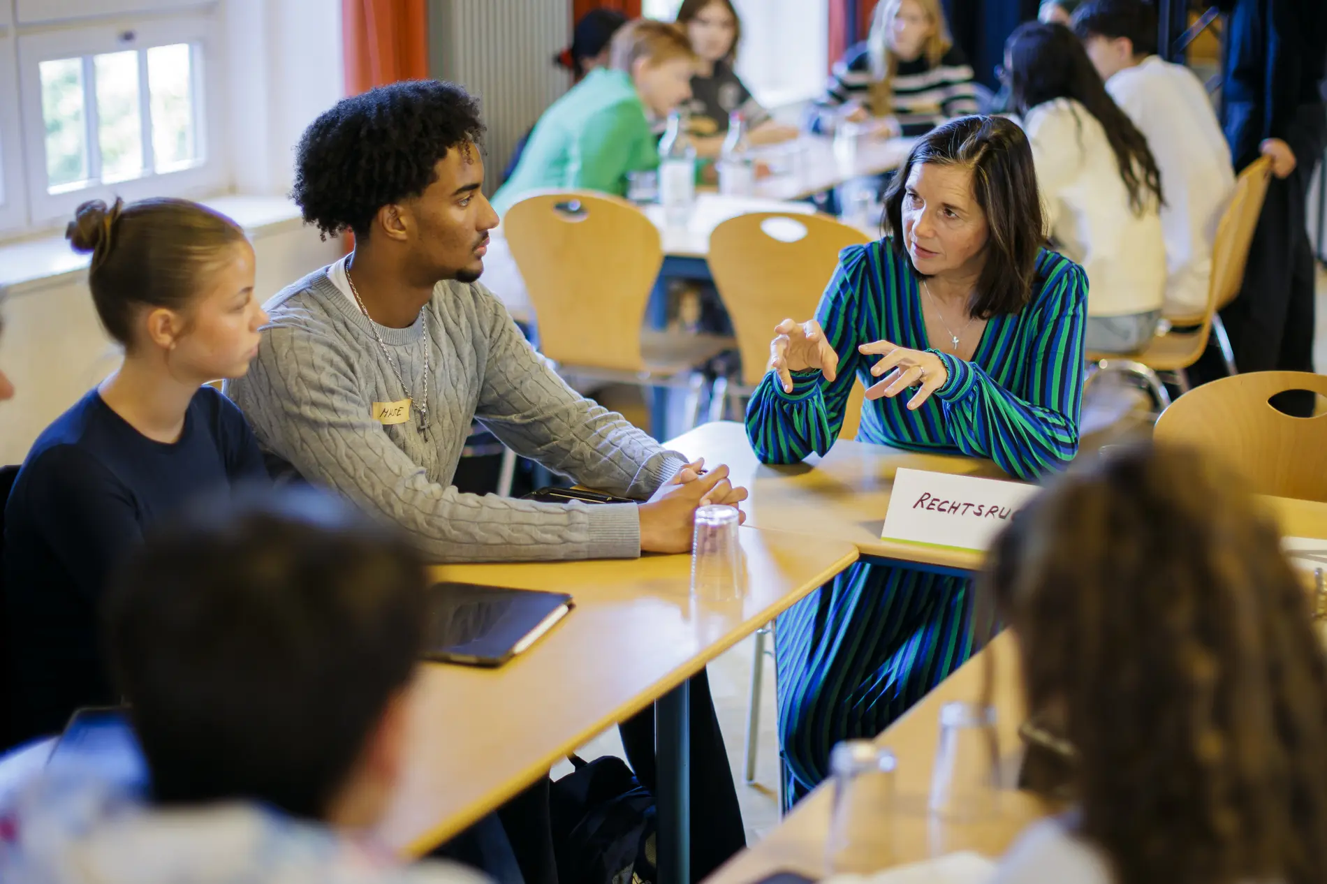 Präsidium vor Ort Katrin Göring-Eckardt im Gespräch mit Schülern des Charlotte-Paulsen-Gymnasiums