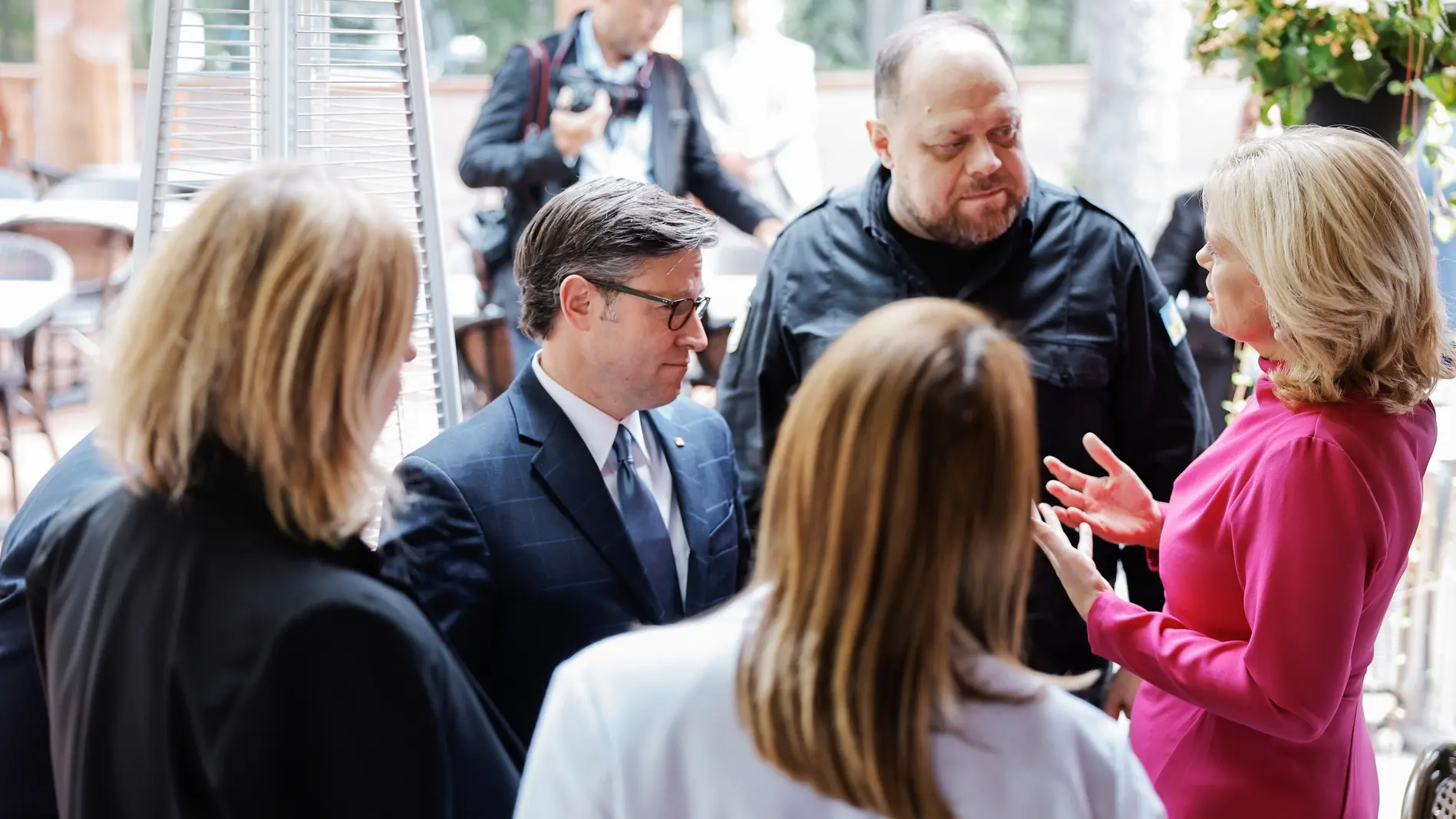 Julia Klöckner spricht mit Amtskollegen. 