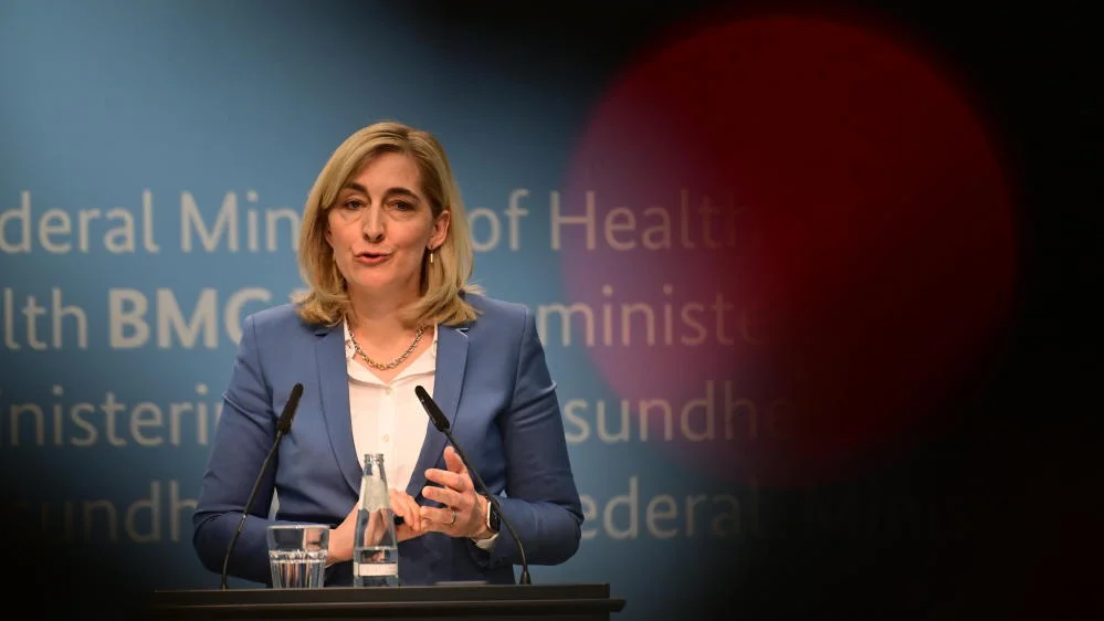 Nina Warken am Mikrofon