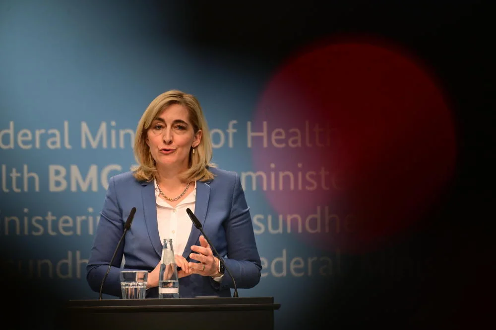 Nina Warken am Mikrofon.