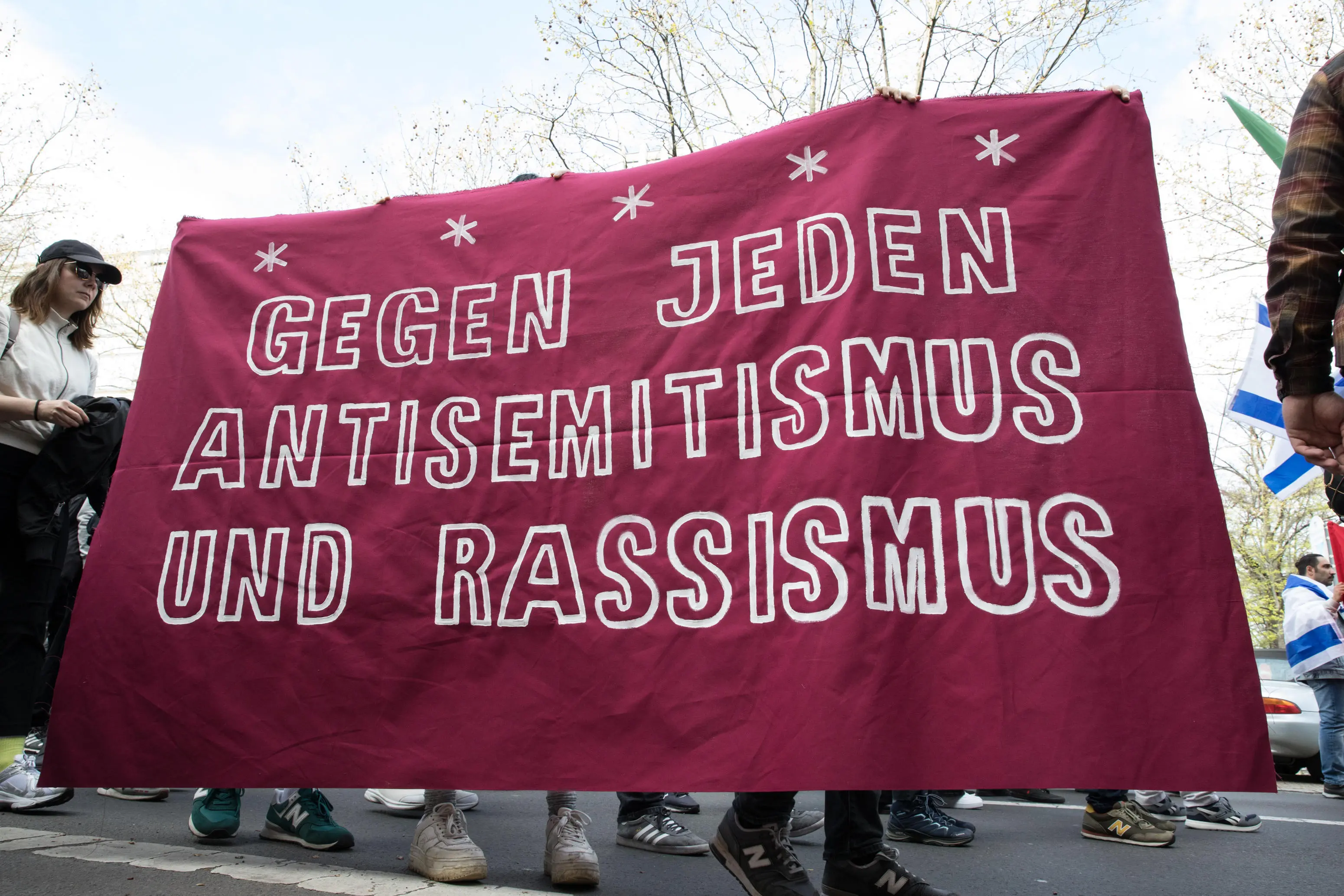 Ein Plakat mit der Aufschrift "Gegen jeden Antisemitismus und Rassismus"
