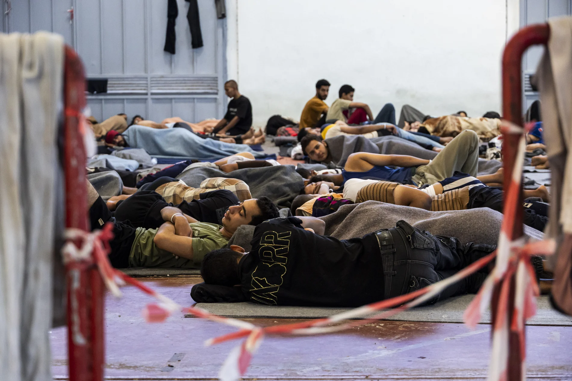 Geflohene Personen liegen schlafend auf dem Boden