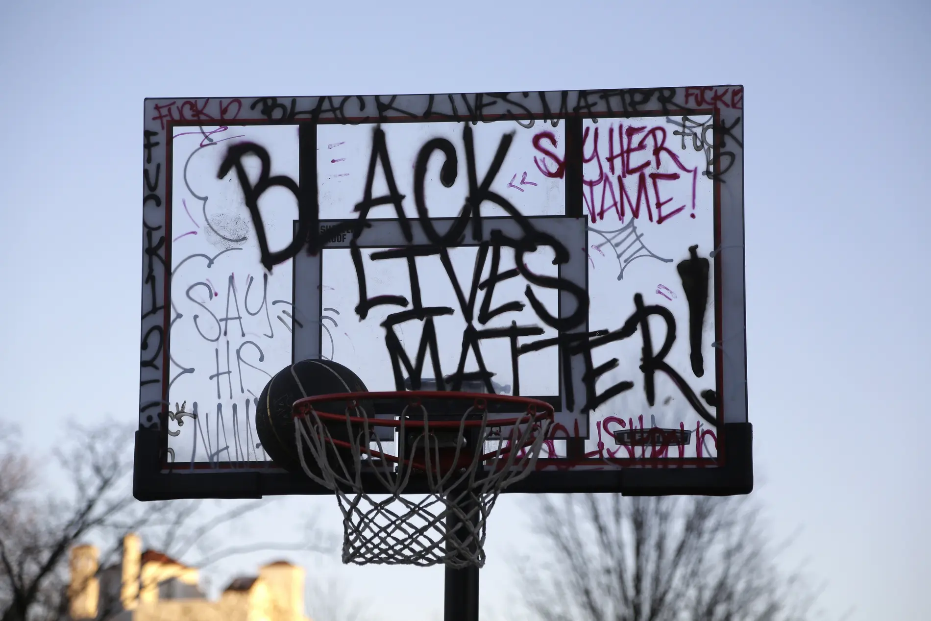 Black Lives Matter Ein Basketballkorb, auf dem in Graffiti "Black Lives Matter" steht.