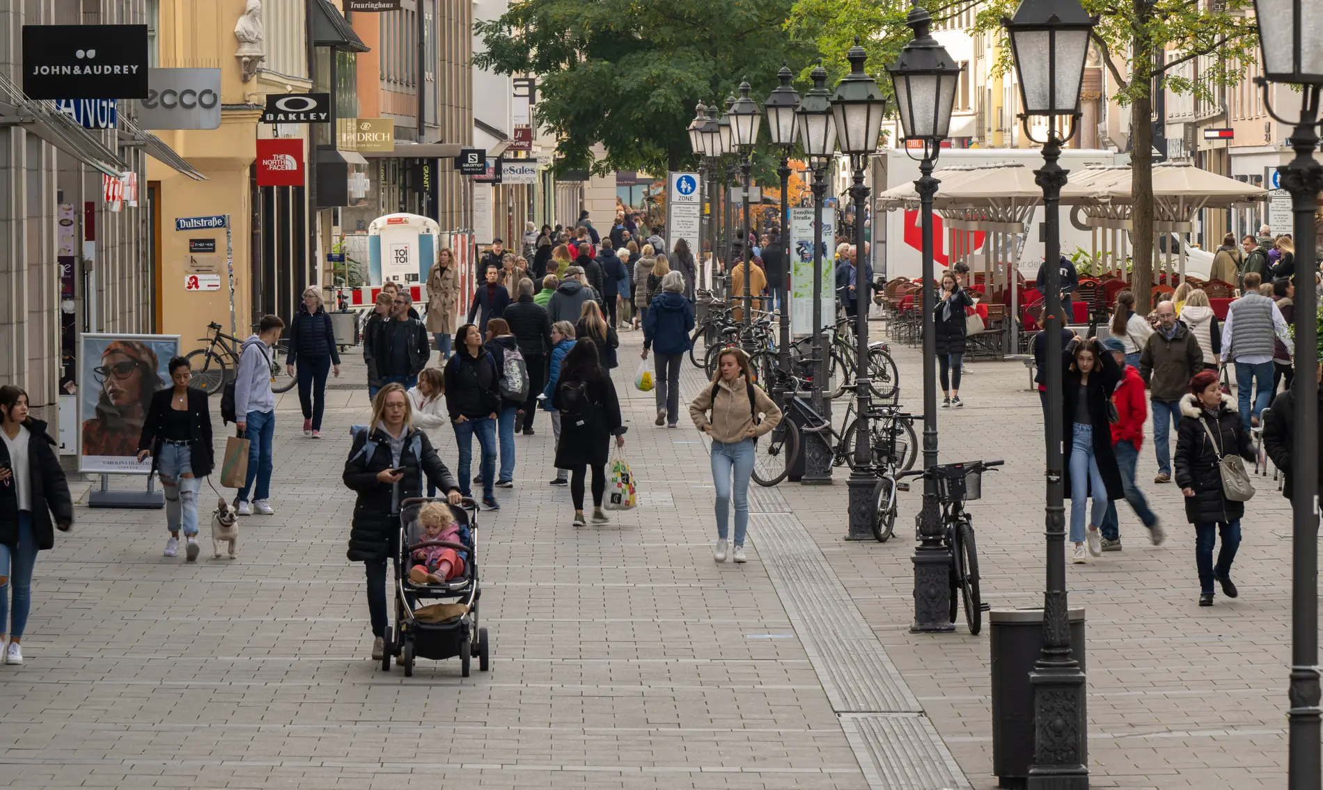 Einzelhandel in den Innenstädten Passanten sind in der Münchner Fußgängerzone unterwegs.