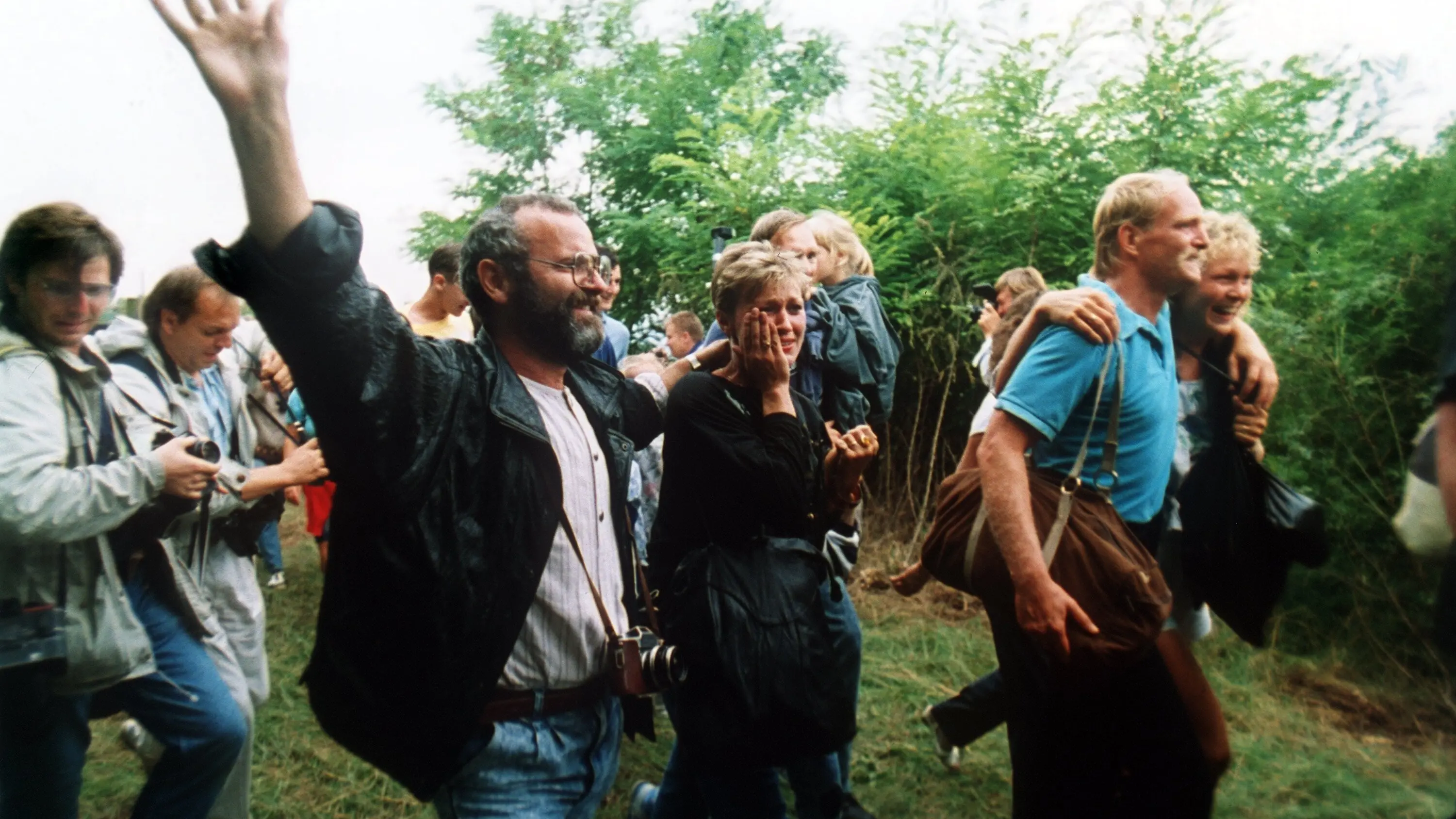 Jubelnde DDR-Flüchtlinge, die am 19.08.1989 Österreich erreichen.