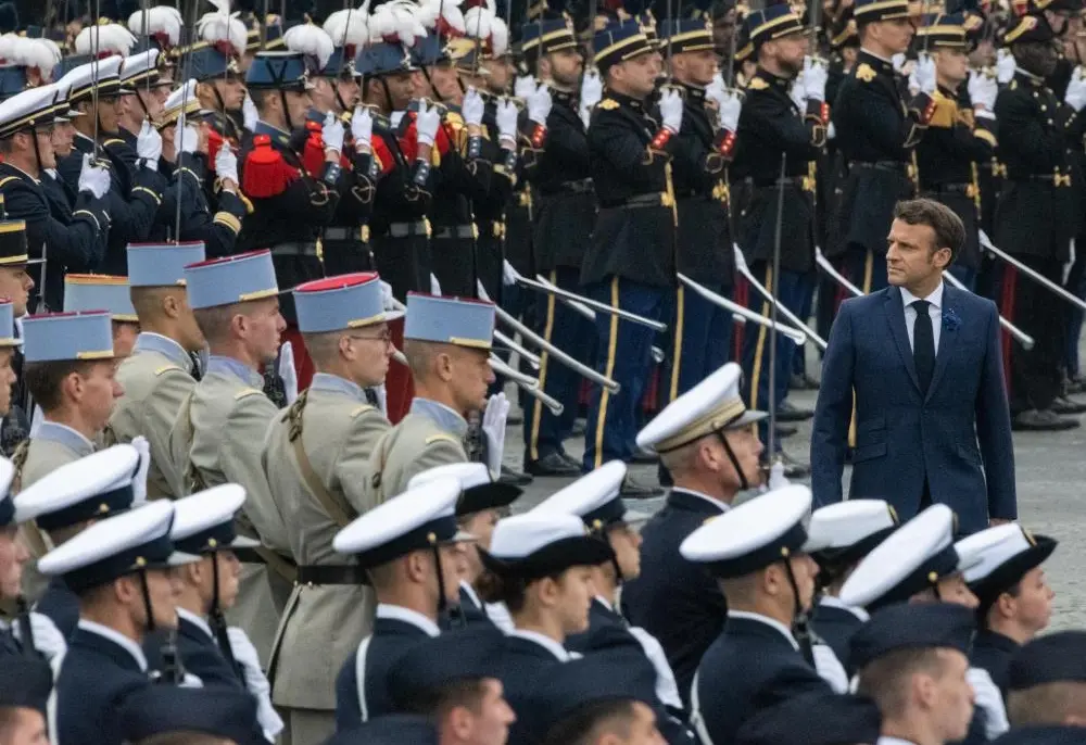 Parade in Frankreich Emmanuel Marcon inmitten einer Truppen-Parade