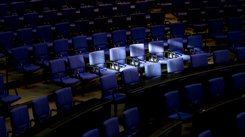Licht fällt auf leere Stühle im Plenarsaal