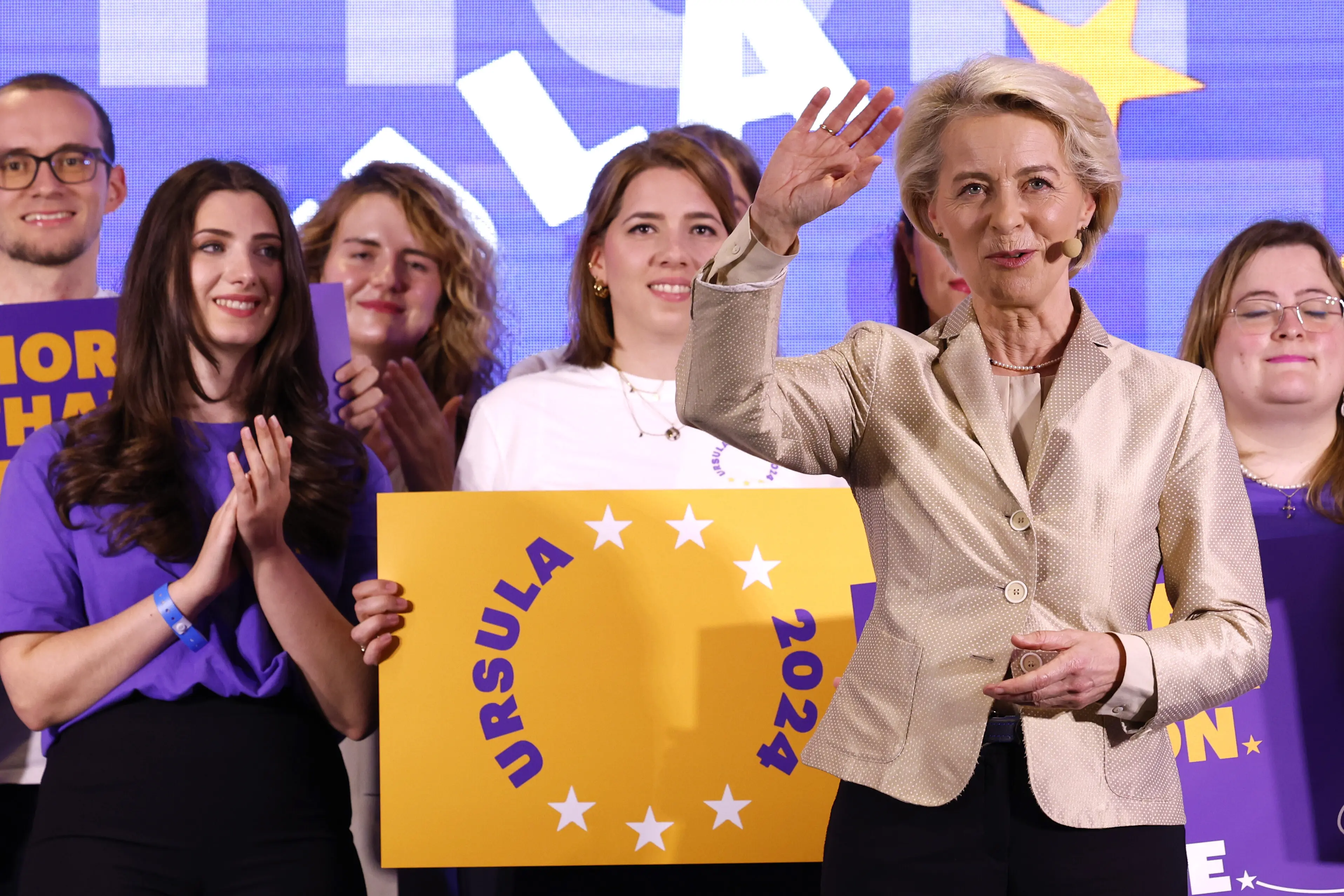 Ursula von der Leyen Ursula von der Leyen winkt ins Publikum