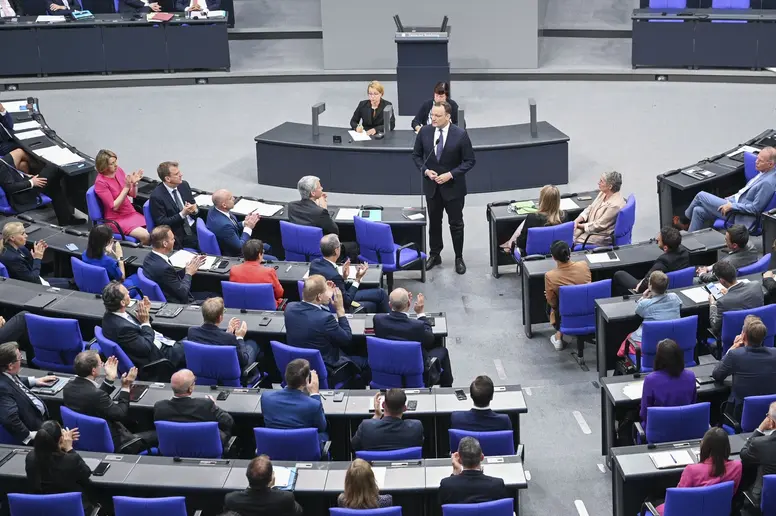Jens Spahn antwortet im Plenum des Bundestags auf eine Kurzintervention