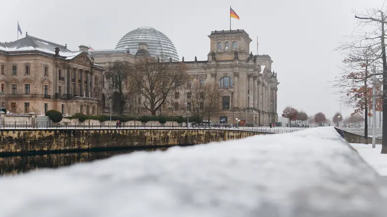 Außenansicht Reichstagsgebäude Ost Nord sowie Spree mit Schnee