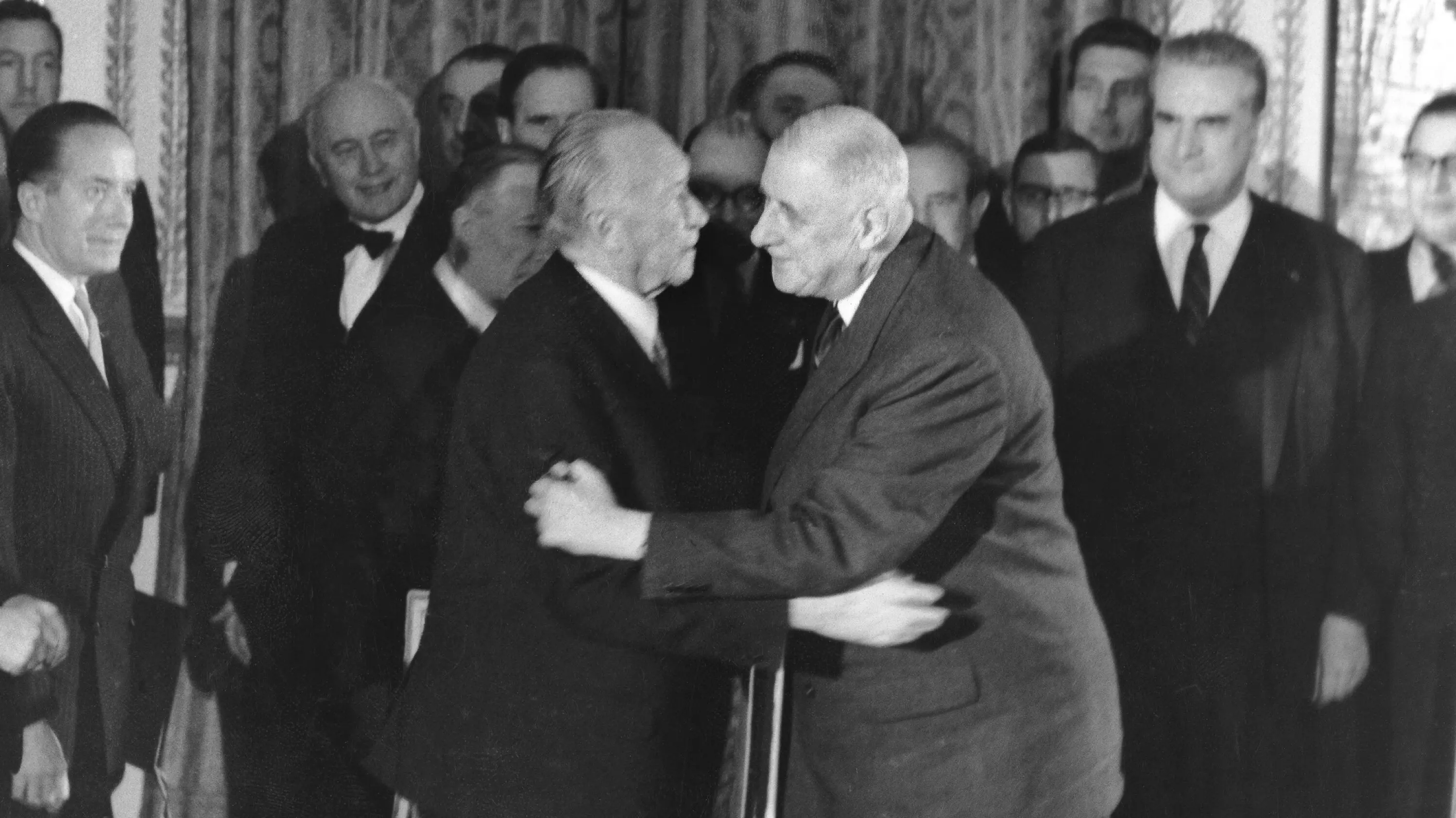 Konrad Adenauer und Charles des Gaulle Bundeskanzler Adenauer und Frankreichs Präsident de Gaulle umarmen sich nach der Vertragsunterzeichnung.