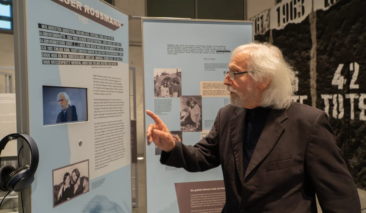 Besucher bei der Ausstellung im Mauer-Mahnmal.