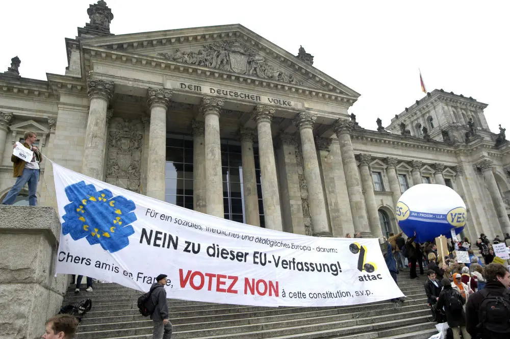 (K)eine Verfassung für Europa Großes Plakat vor dem Reichstagsgebäude