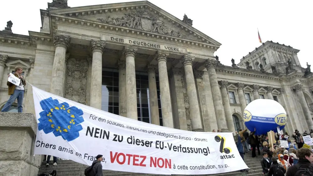 Großes Plakat vor dem Reichstagsgebäude