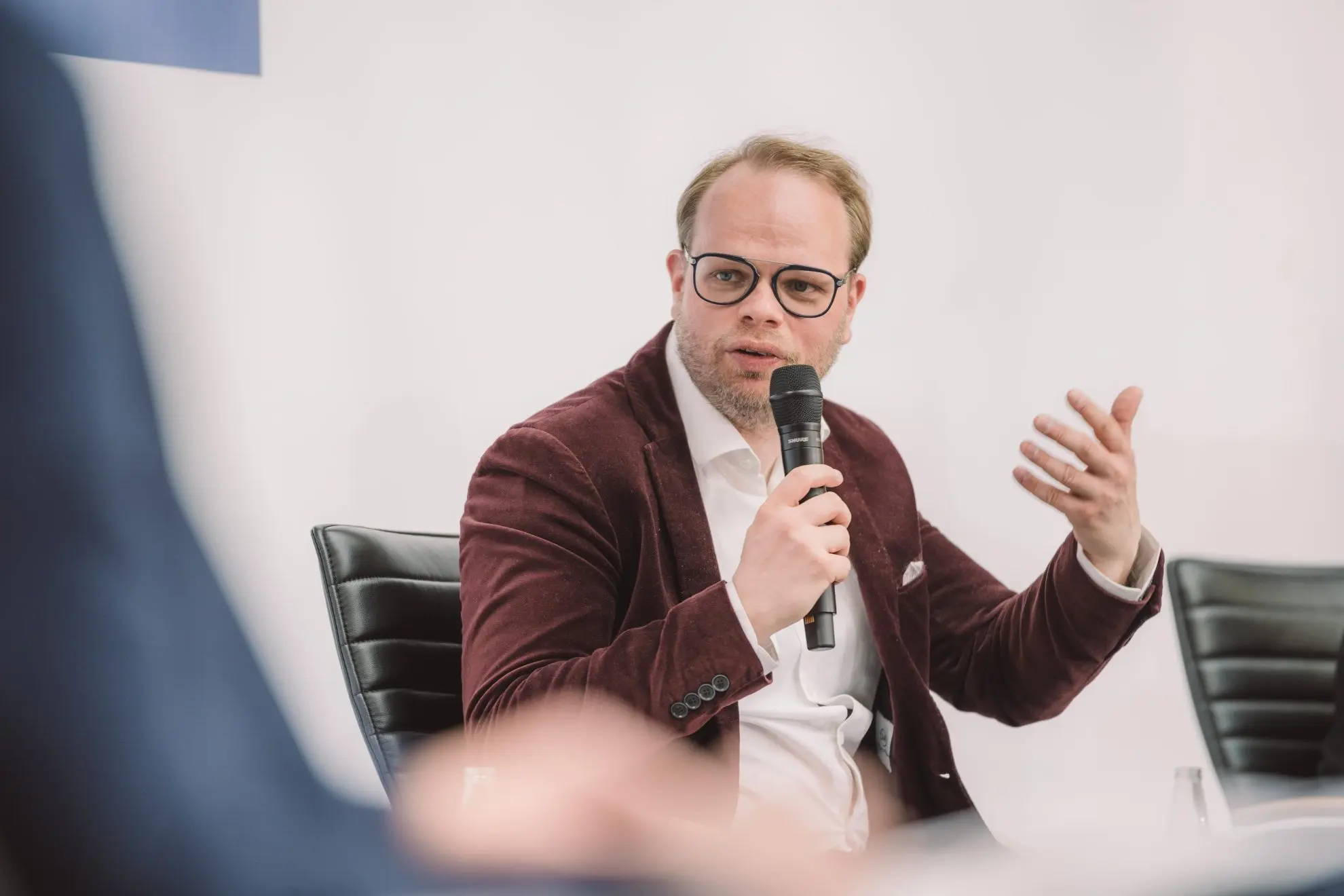 Helge Lindh während einer Podiumsdiskussion.