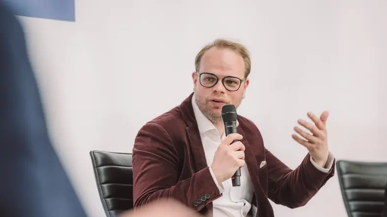 Helge Lindh während einer Podiumsdiskussion.