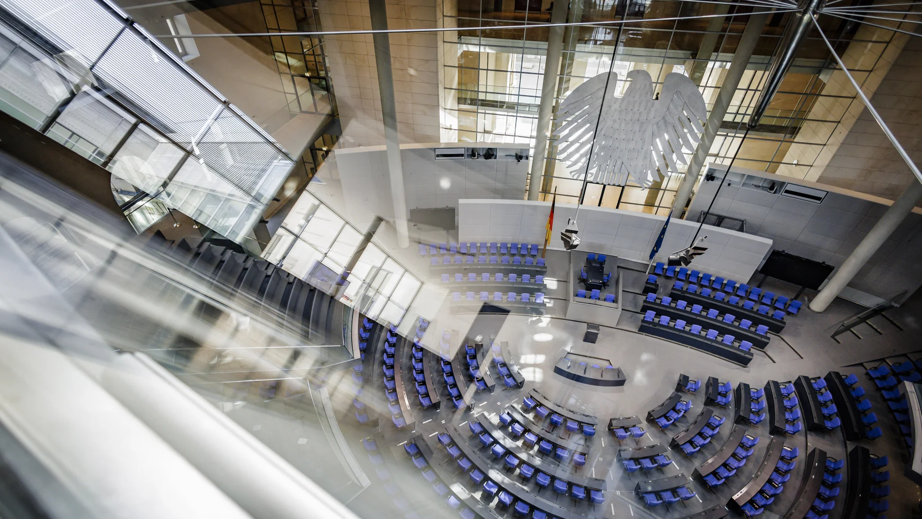 Blick in den Plenarsaal des Deutschen Bundestages von der Fraktionsebene
