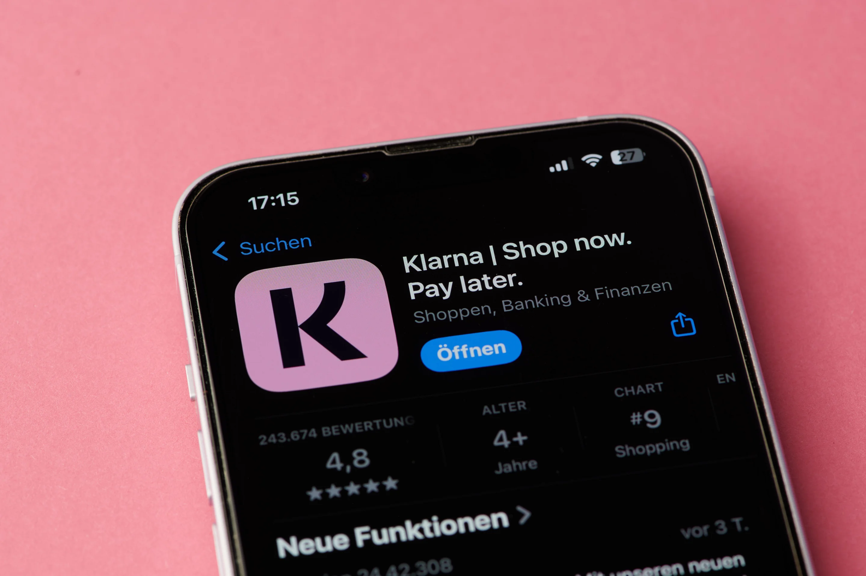 Klarna App-Symbol auf einem Smartphone-Bildschirm auf rosa Hintergrund