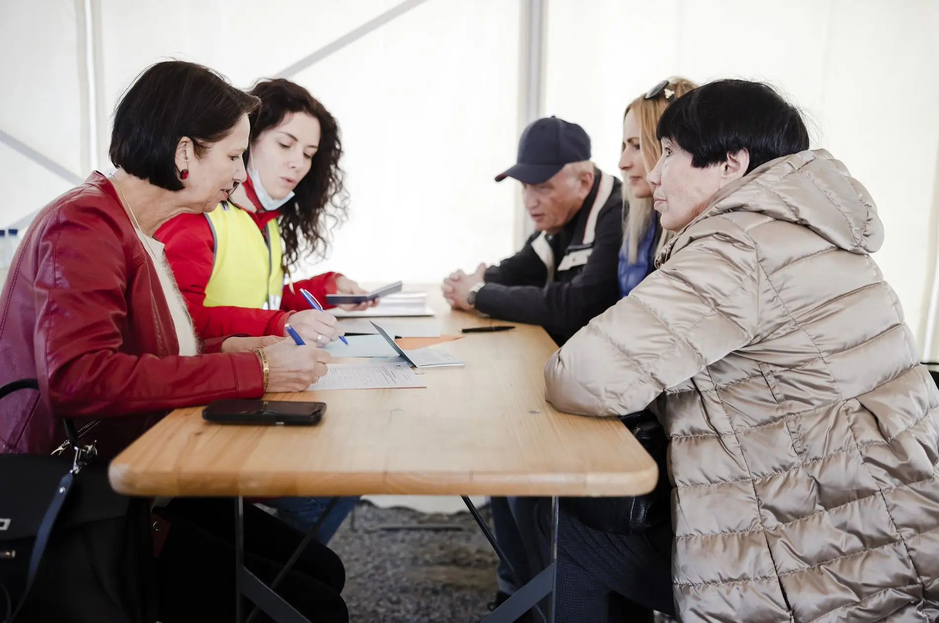 Migration in die Schweiz 65.000 Ukrainer mit Schutzstatus leben in der Schweiz. Staatssekretärin für Migration, Christine Schraner Burgener (links), füllt mit Flüchtlingen Formulare in Zürich aus.