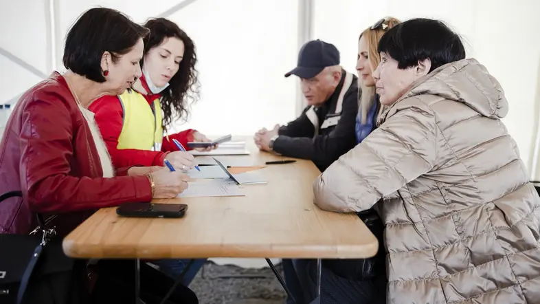 65.000 Ukrainer mit Schutzstatus leben in der Schweiz. Staatssekretärin für Migration, Christine Schraner Burgener (links), füllt mit Flüchtlingen Formulare in Zürich aus.