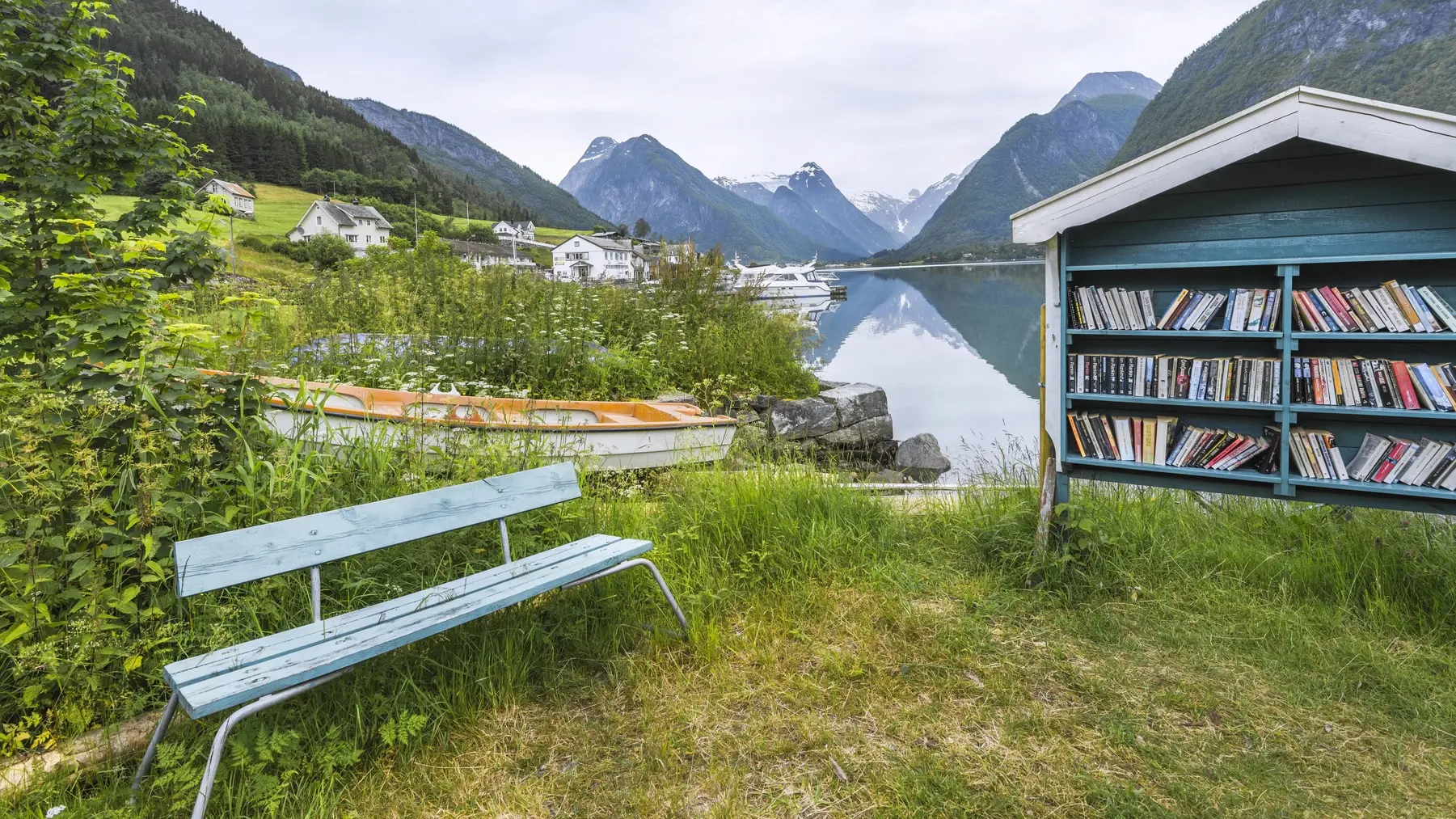 Öffentliches Bücherregal in Norwegen Öffentliches Bücherregal und Bank im Freien am Fjord in Norwegen.