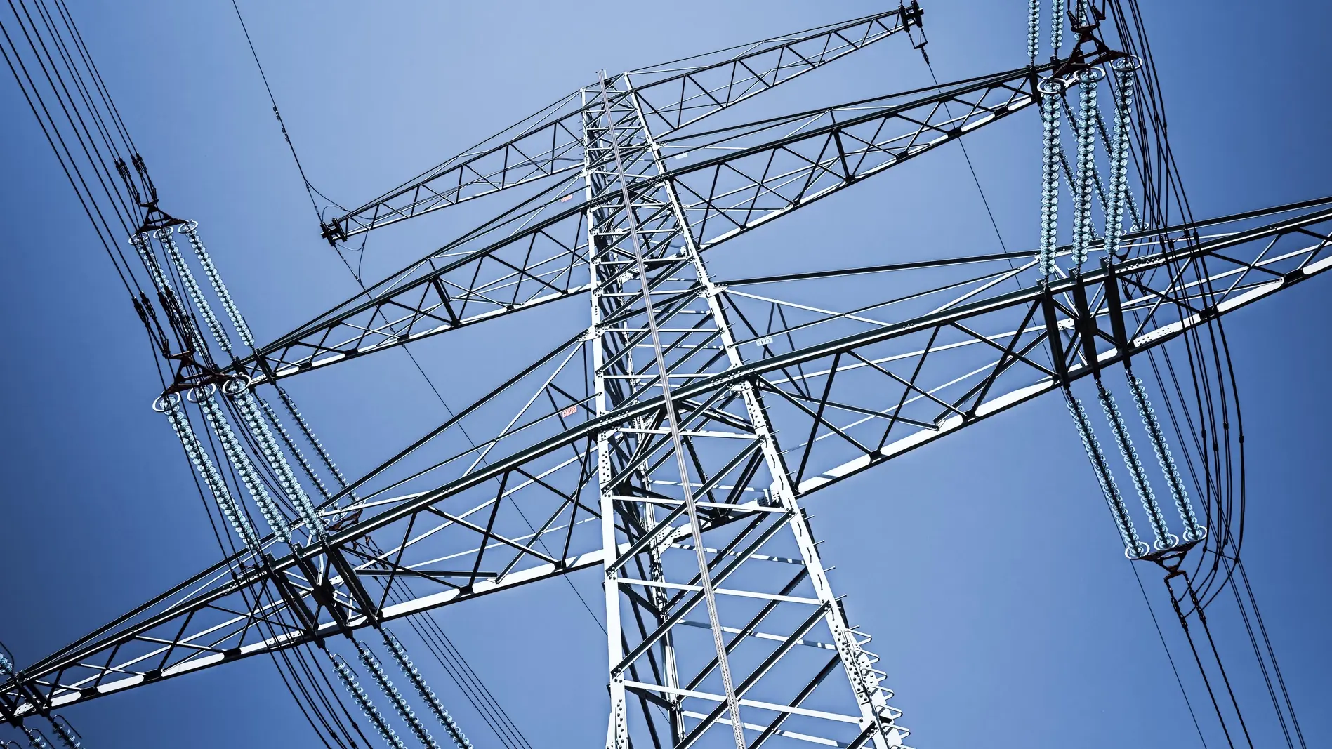 Blick auf einen Hochspannungsmast.