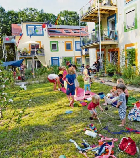 Kinder spielen in einem Garten