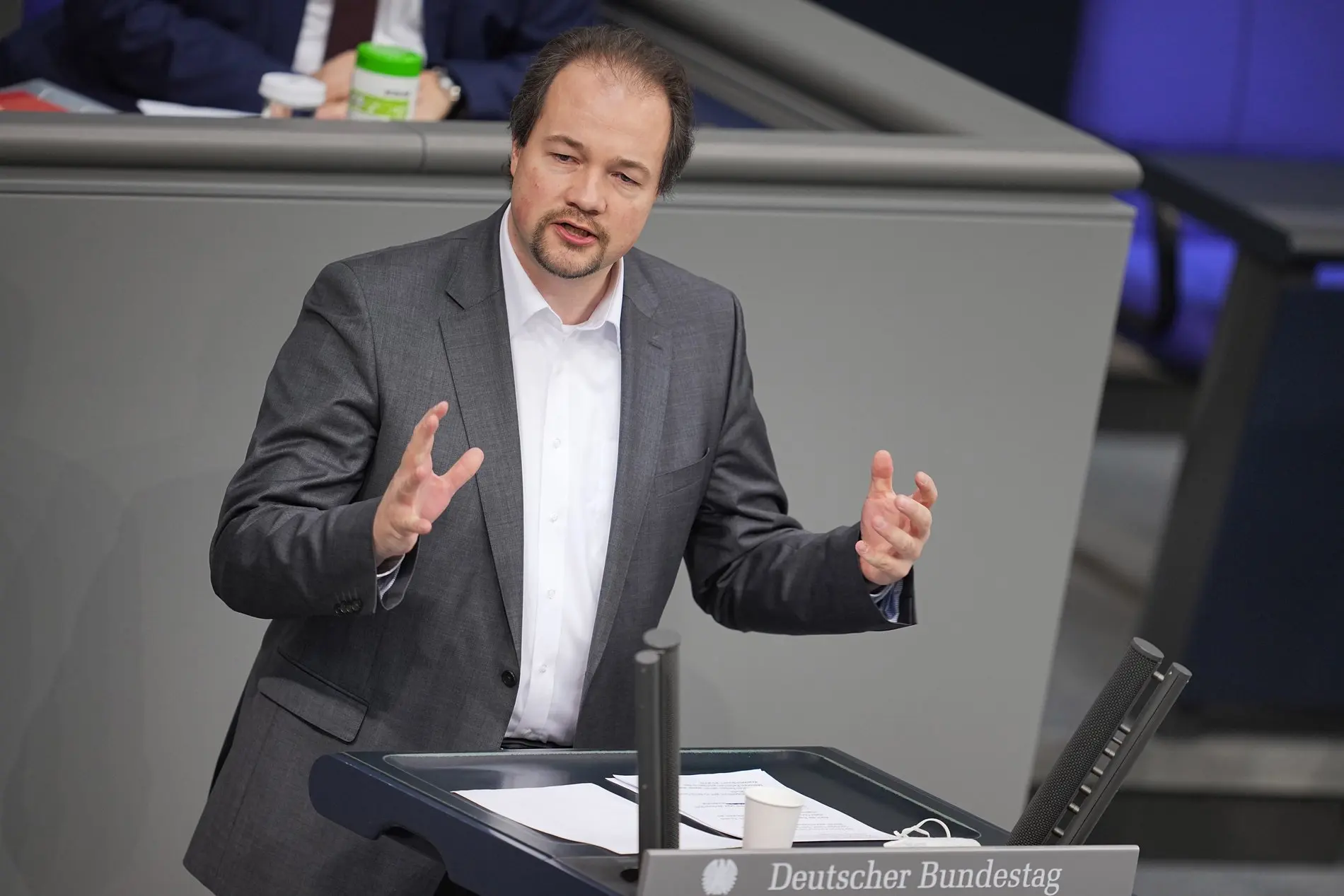 Martin Sichert hält eine Rede im Bundestag.