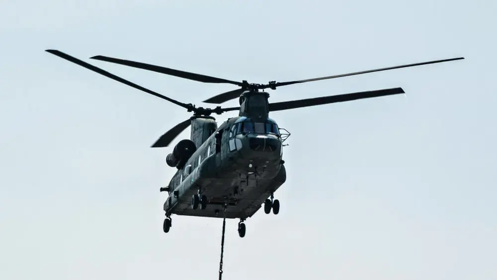 Debatte über Ausrüstung der Bundeswehr Ein Hubschrauber der niederländischen Armee im Einsatz.