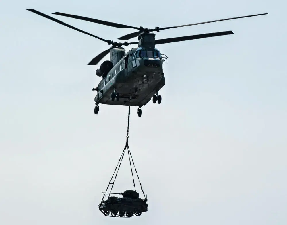 Ein Hubschrauber der niederländischen Streitkräfte im Einsatz