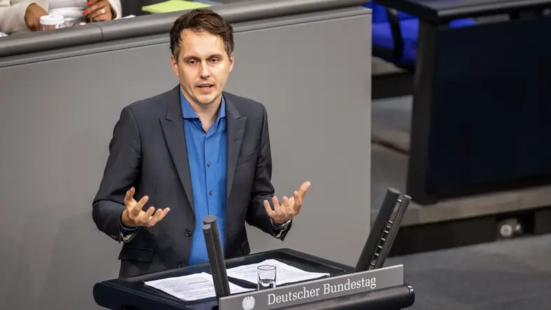 Sven-Christian Kindler spricht im Deutschen Bundestag