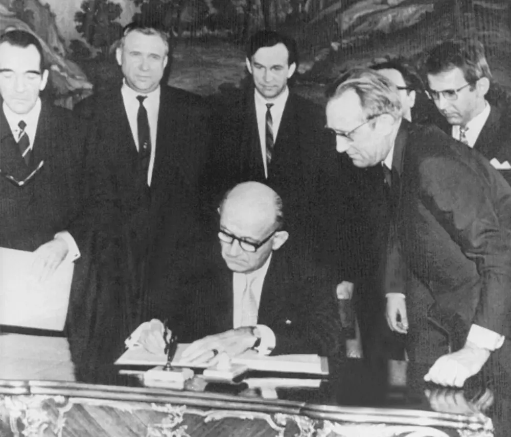 Deutschland unterzeichnet in Moskau Atomwaffensperrvertrag Botschafter Helmut Allardt unterzeichnet in Moskau den Atomwaffensperrvertrag.