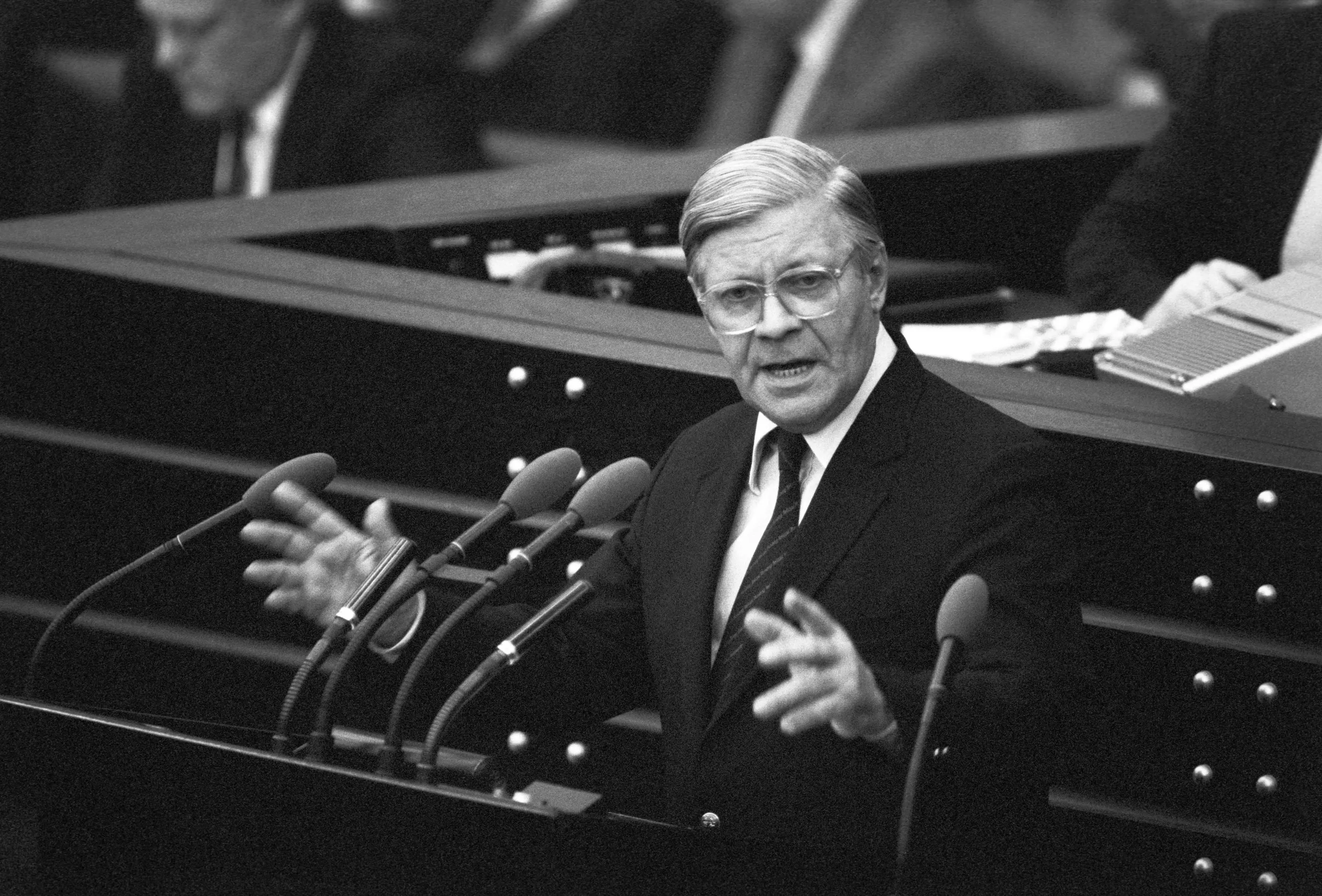 Helmut Schmidt stellt 1982 die Vertrauensfrage Helmut Schmidt am Rednerpult im Jahre 1982