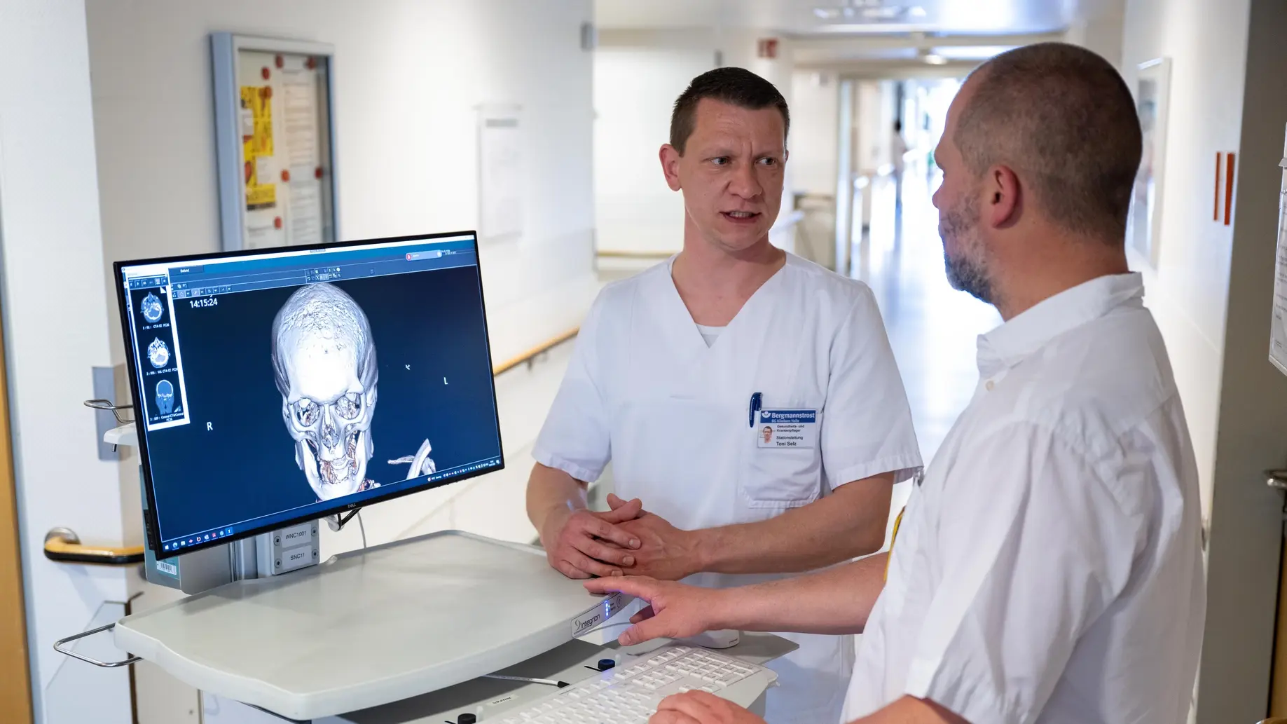 Krankenpfleger Toni Selz (l), Stationsleiter der Neurochirurgie im Klinikum Bergmannstrost, unterhält sich mit Oberarzt Felix Göhre auf der Station. Statt am Bett der Patienten kümmert sich Selz meist am Schreibtisch um sein Team. Und das herausragend gut, denn mit seiner Arbeit ist Selz am diesjährigen Internationalen Tag der Pflege als Pfleger des Jahres ausgezeichnet worden. (zu dpa-Korr: «Immer auf Augenhöhe - Toni Selz aus Halle ist Pfleger des Jahres»)