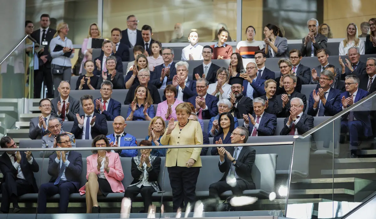 Angela Merkel auf der Ehrentribüne