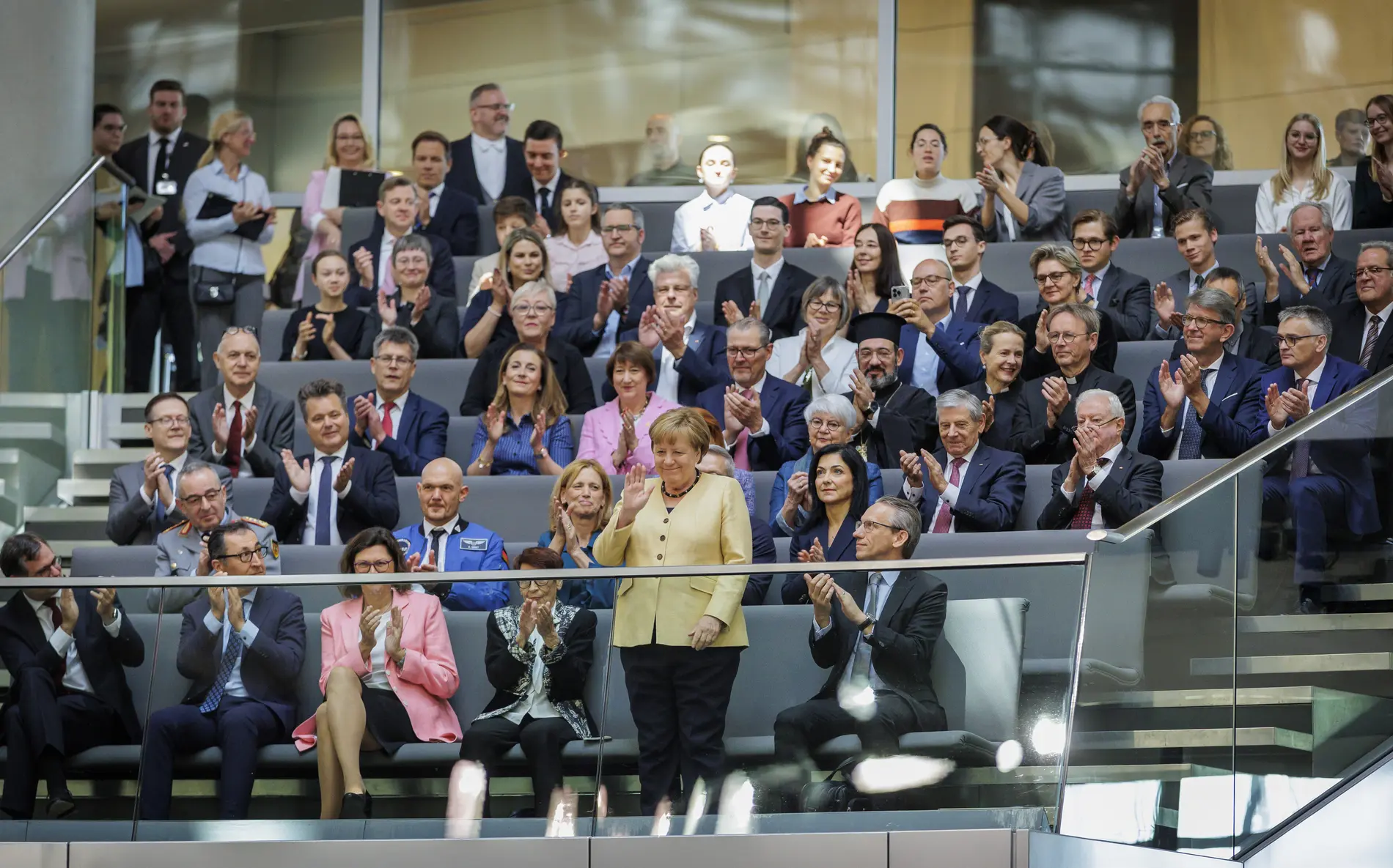 Angela Merkel auf der Ehrentribüne Angela Merkel auf der Ehrentribüne