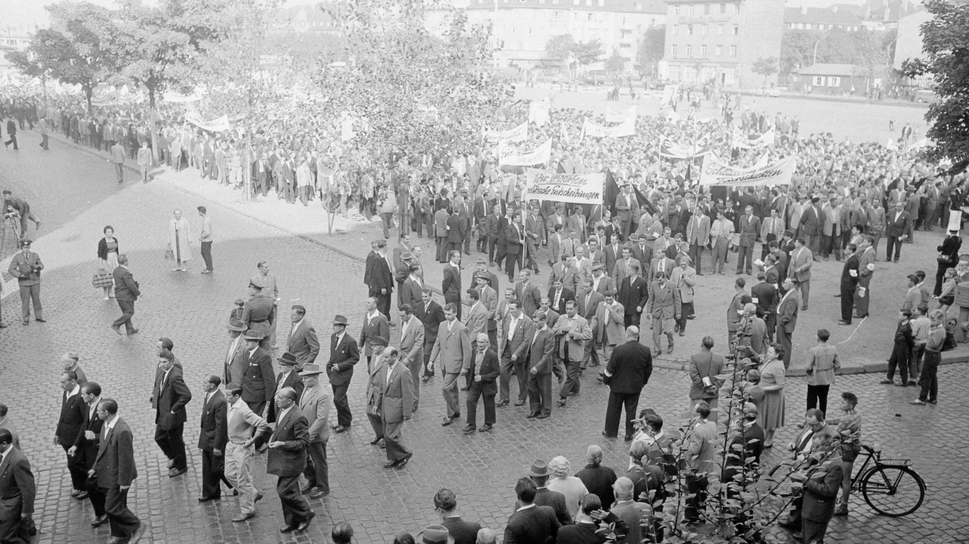 Eine große Menge an demonstrierenden Menschen