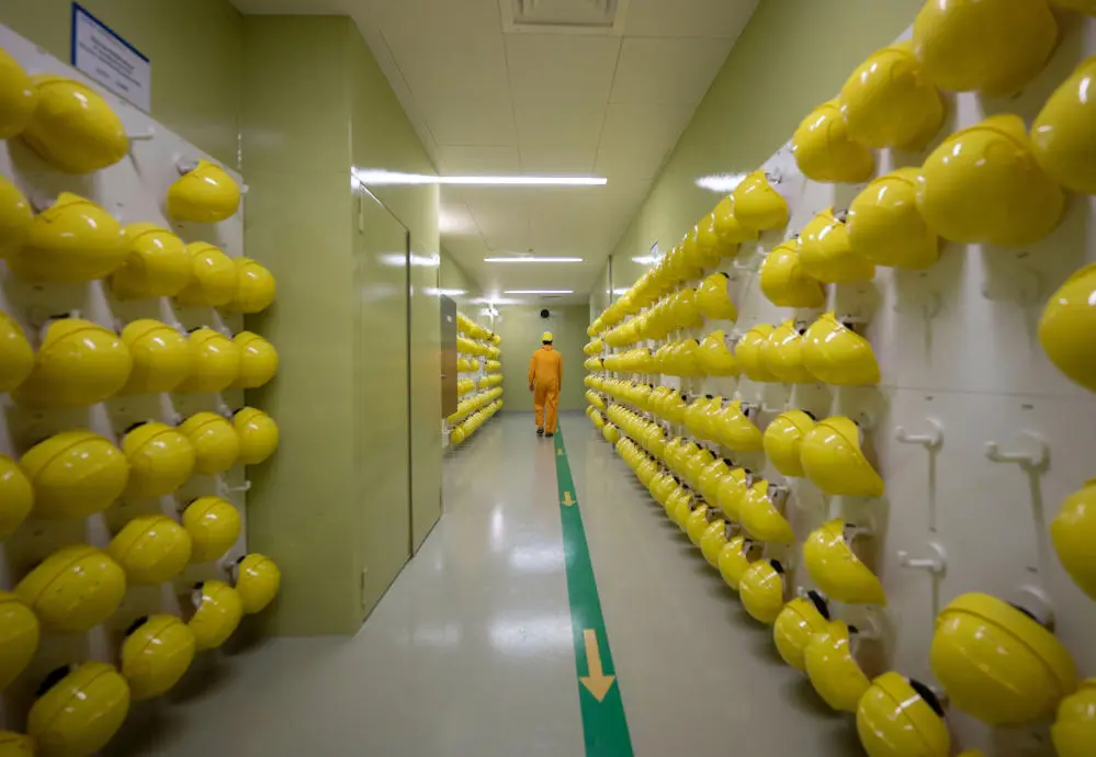 Helme hängen auf dem Gelände eines Atomkraftwerks im Schleusenbereich Helme hängen auf dem Gelände eines Atomkraftwerks im Schleusenbereich