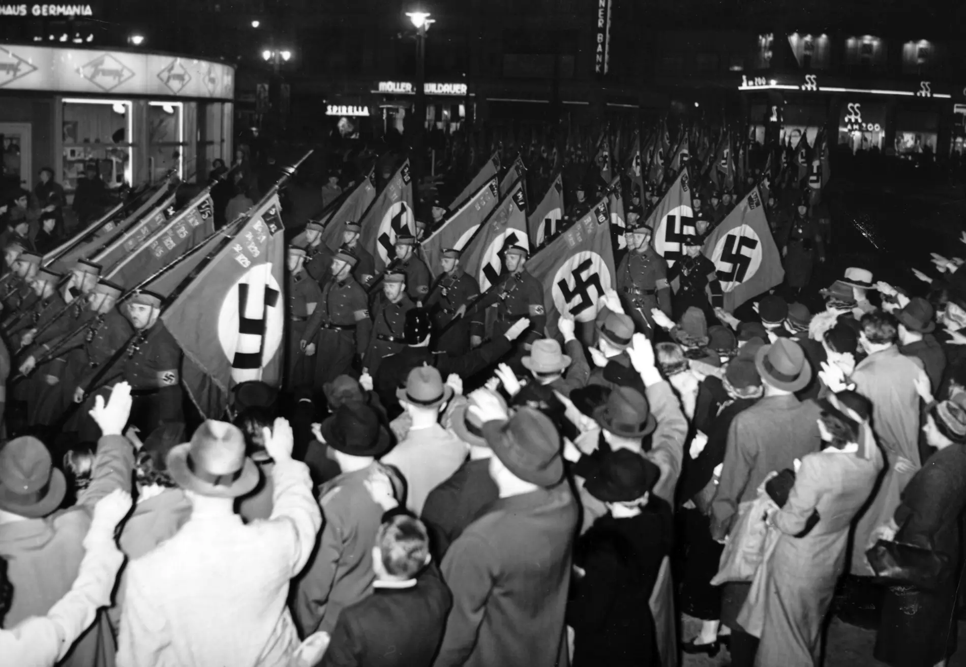 SA-Brigaden auf dem Weg zu einem Appell in die Berliner Deutschlandhalle.