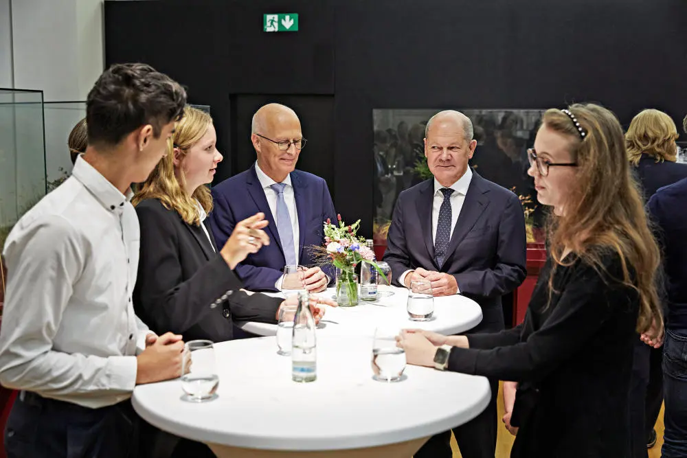 Jugendliche im Gespräch mit Scholz und Tschentscher