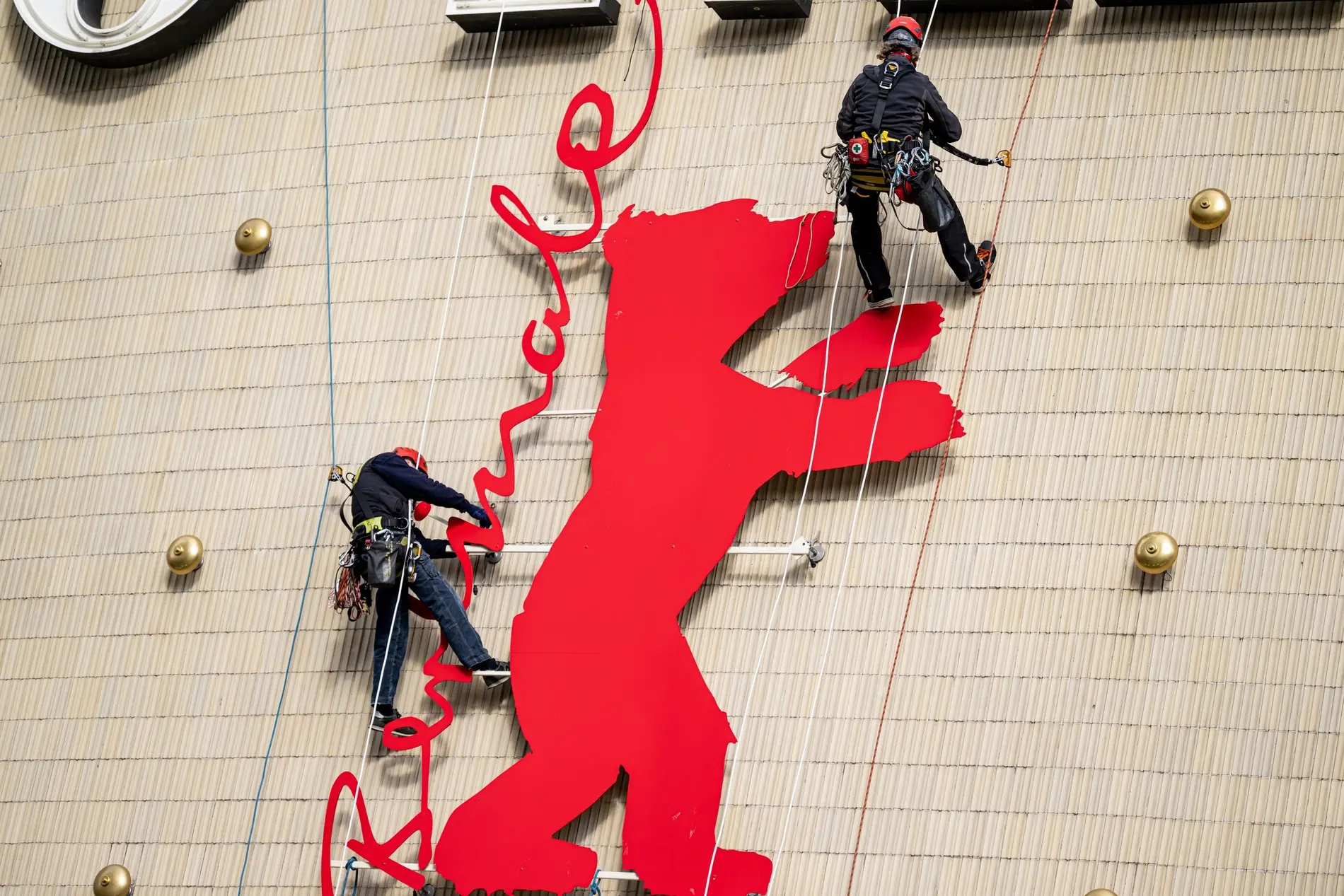 Der Berlinale-Bär wird an die Zoo-Palast-Fassade in Berlin angebracht.