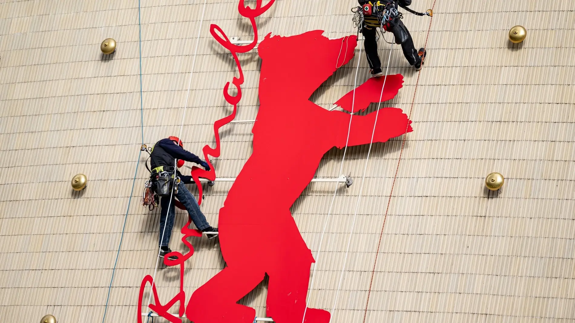 Der Berlinale-Bär wird an die Zoo-Palast-Fassade der Berlinale 2024 angebracht