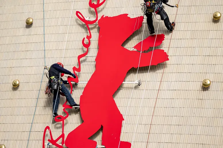 Der Berlinale-Bär wird an die Zoo-Palast-Fassade der Berlinale 2024 angebracht