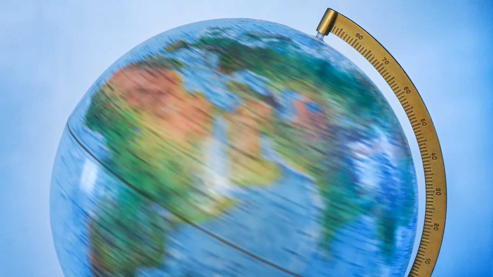 Drehender Globus mit unscharfer Ansicht von Afrika, Europa und Asien