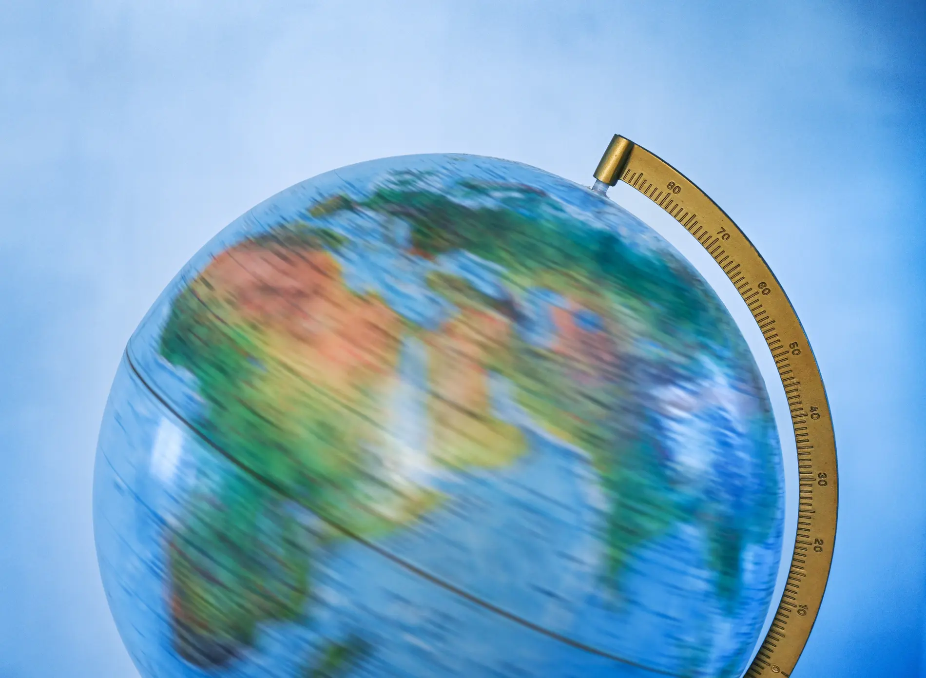 Einmal um den Globus Drehender Globus mit unscharfer Ansicht von Afrika, Europa und Asien.