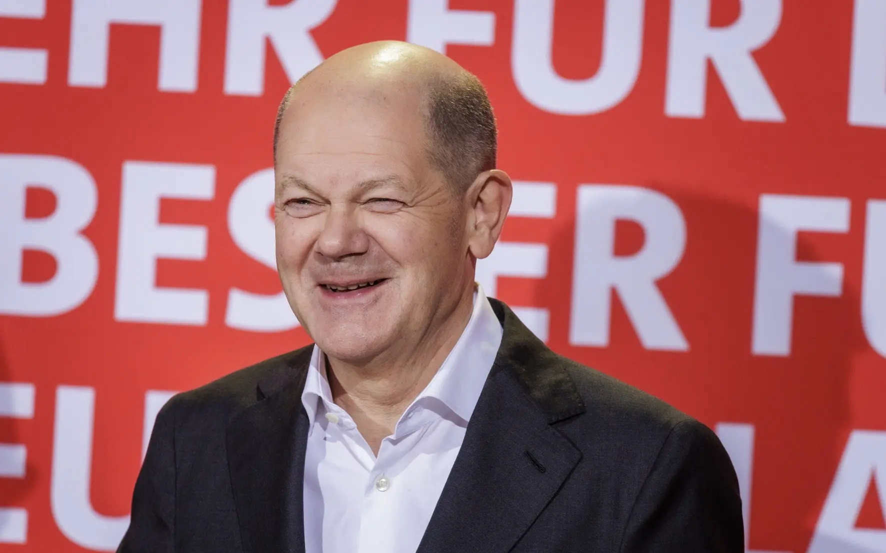 Olaf Scholz Olaf Scholz vor einer SPD-Werbewand